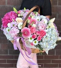 Цветочная композиция из Розы, Хризантемы, Пионы и Лизиантусы в корзине в Бахтеево