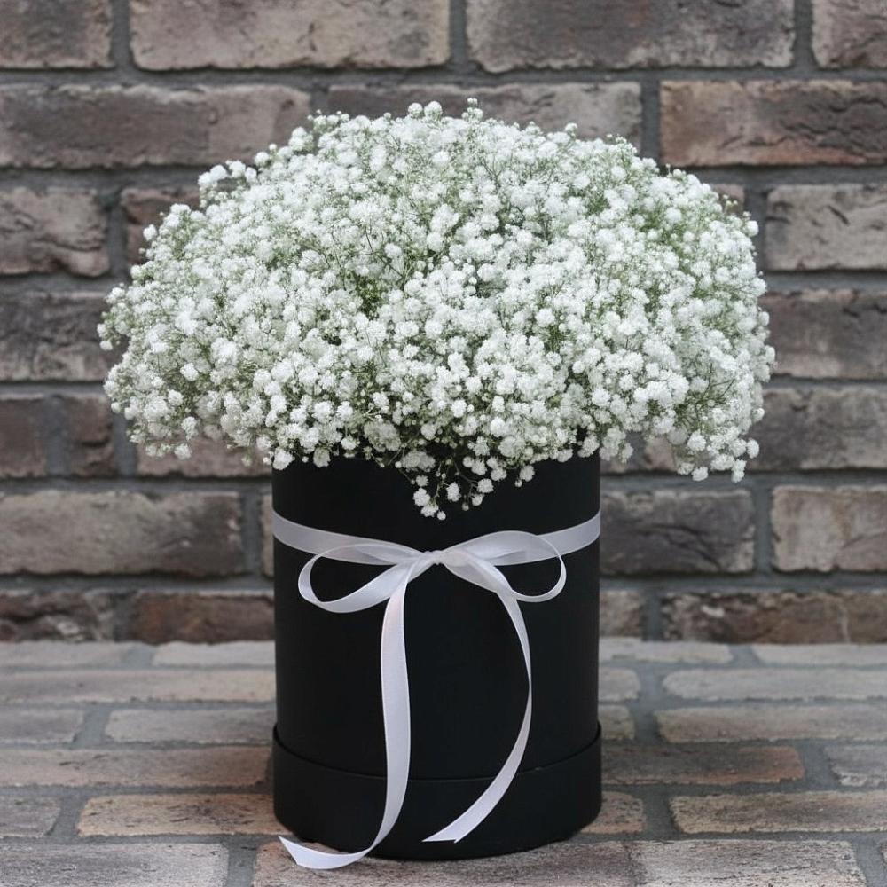 Цветочная композиция из Гипсофила в шляпной коробке в Бахтеево