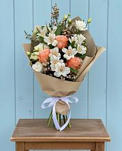 Букет цветов из:  Альстромерии, Лизиантусы, Розы и Хризантемы в Бахтеево