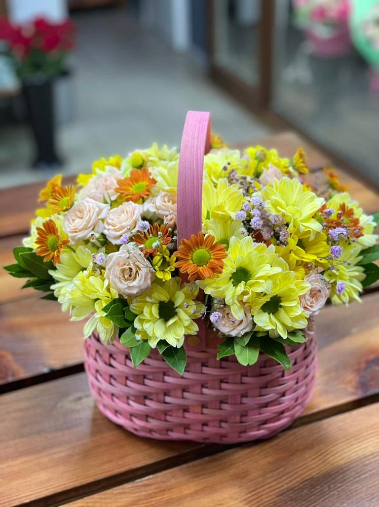 Цветочная композиция из Хризантемы и Розы в корзине в Бахтеево