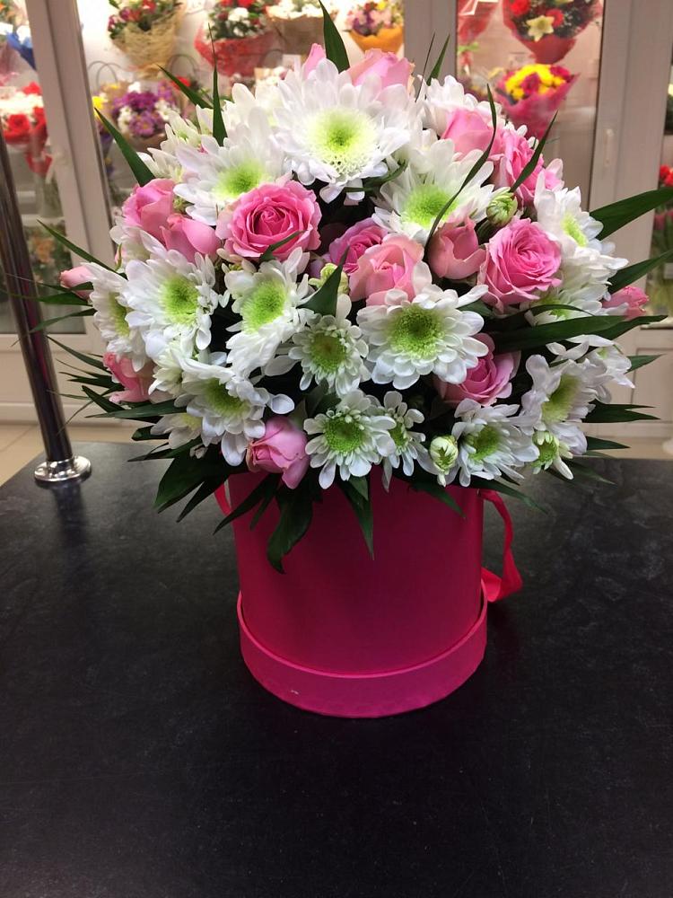 Цветочная композиция из Розы и Хризантемы в шляпной коробке в Бахтеево