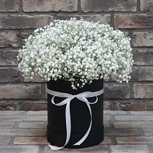 Цветочная композиция из Гипсофила в шляпной коробке в Бахтеево