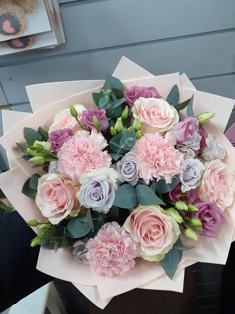 Букет цветов из: Розы, Гвоздики и Лизиантусы в Бахтеево